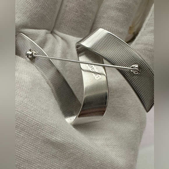 Vintage MONET Modernist Ribbon Zig Zag Shiny Silver Tone Brooch Pin - Picture 1 of 4